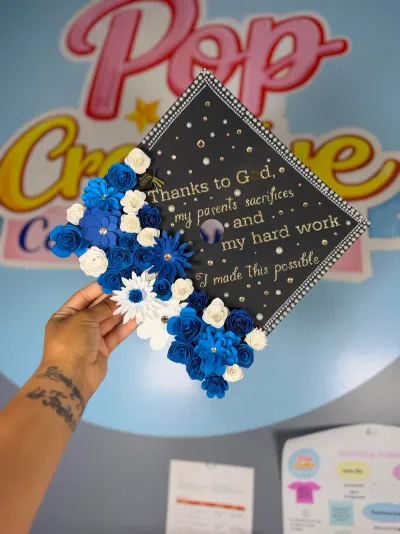 Birrete de graduación decorado por POP