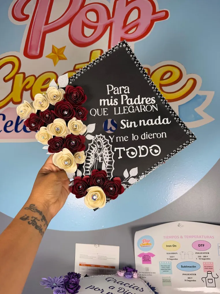 Birrete de graduación negro con flores color vino y crema