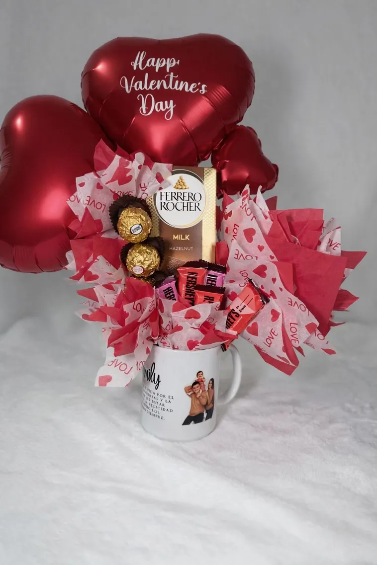 Taza y chocolates de San Valentín
