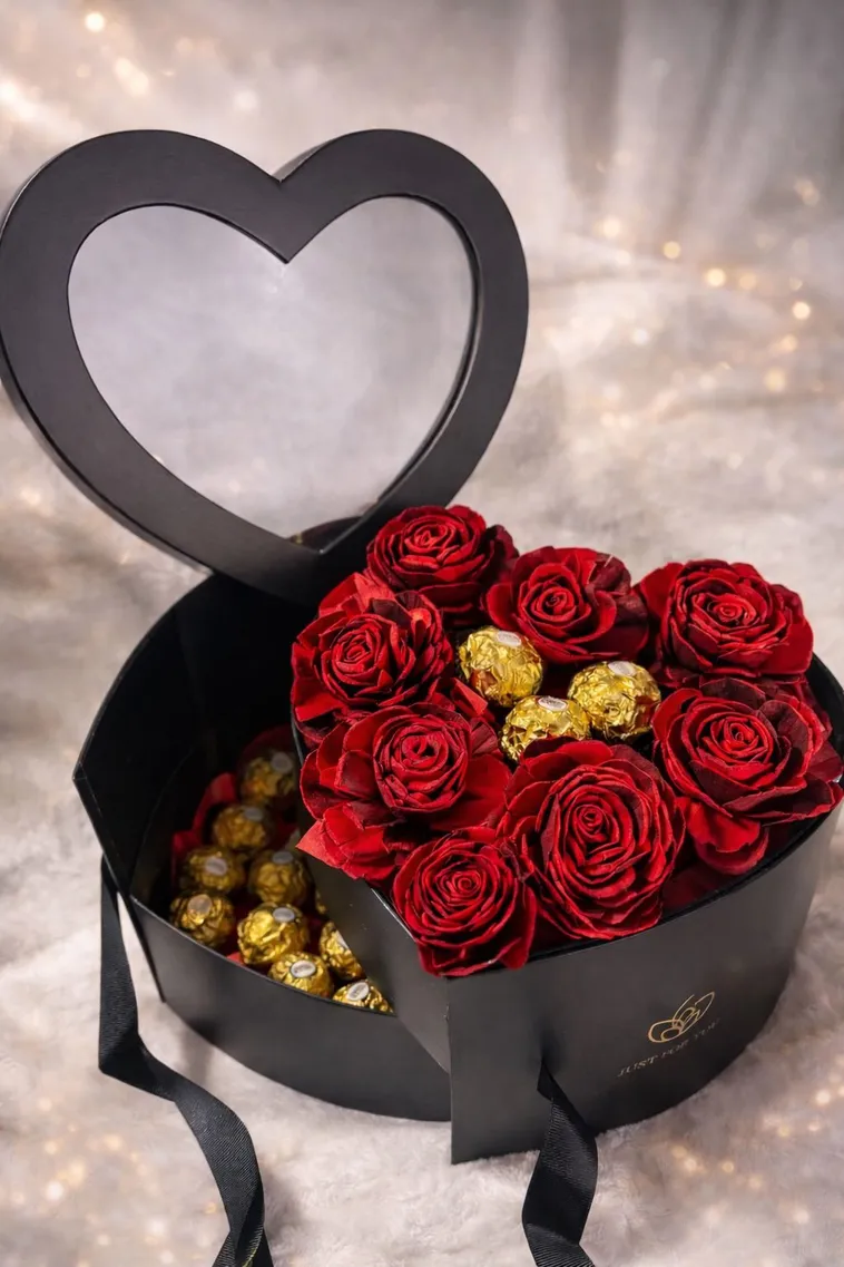 Caja corazón con rosas y chocolates