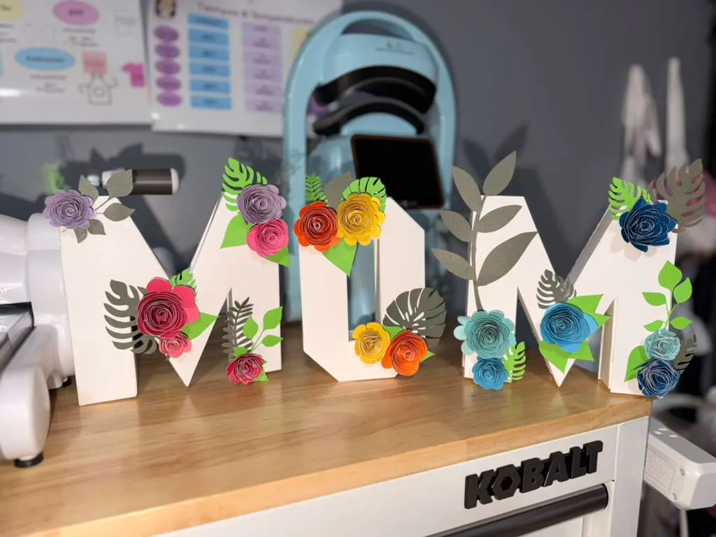 Letras MUM decoradas con flores de papel
